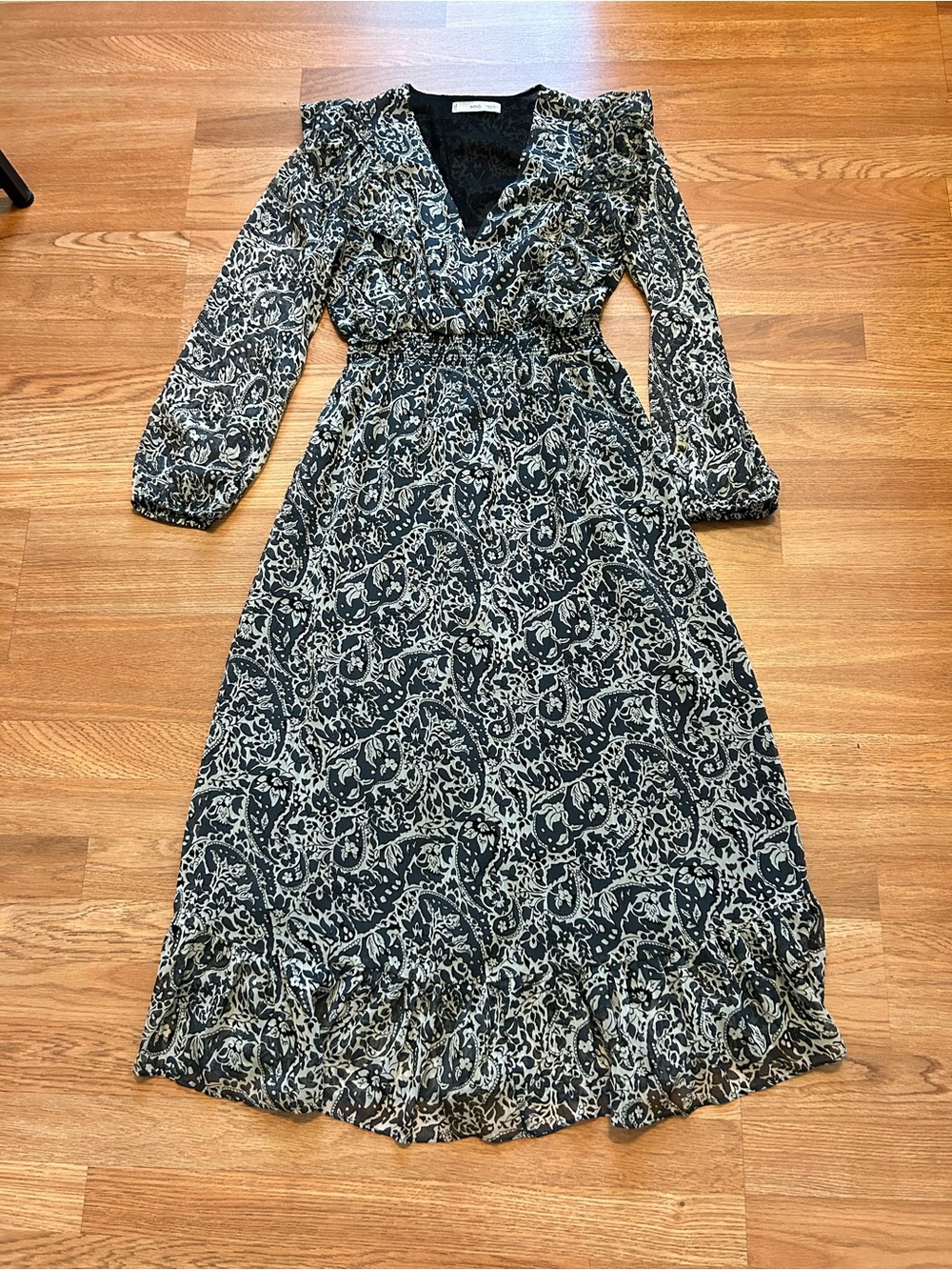 MNG V-Neck Long Sleeve Maxi Dress in Black and Cream Paisley.Size 4